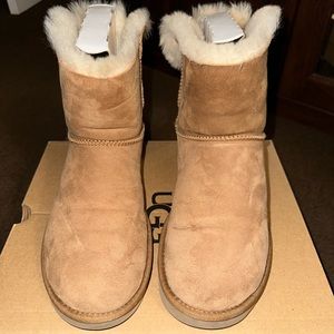 Women’s Ugg mini Bailey now boots. Size 9